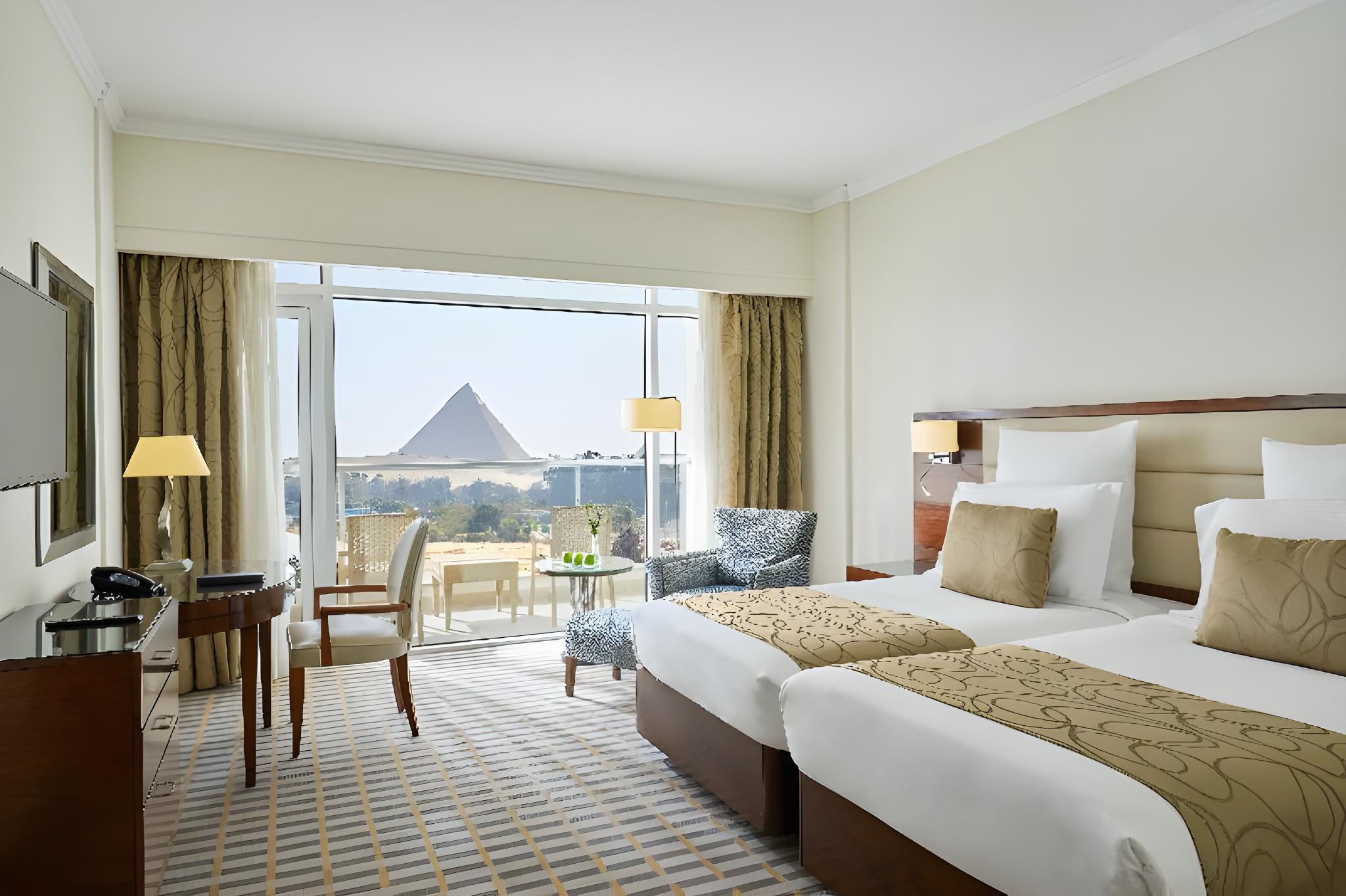Deluxe, Pyramids View