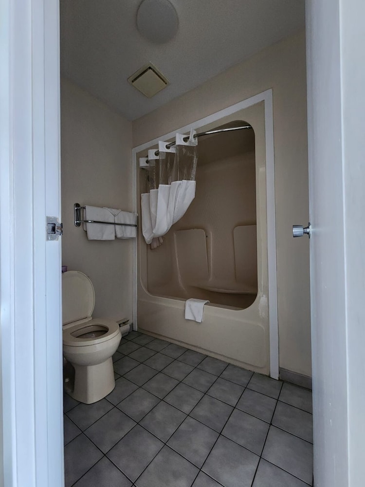 The Universal Inn And Suites 67/67