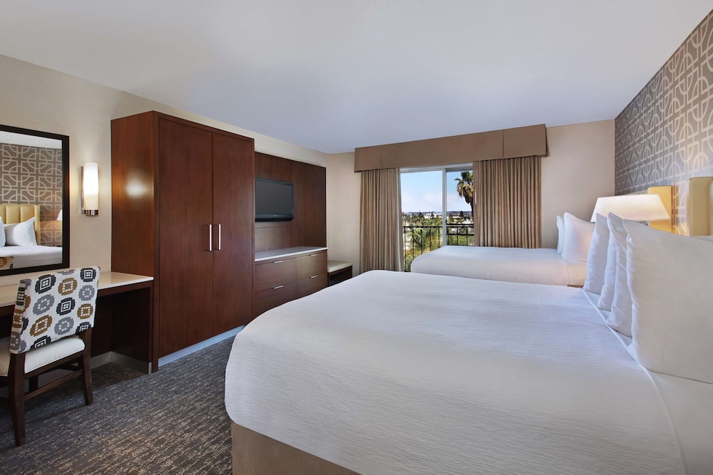 Embassy Suites by Hilton Anaheim North 17/71