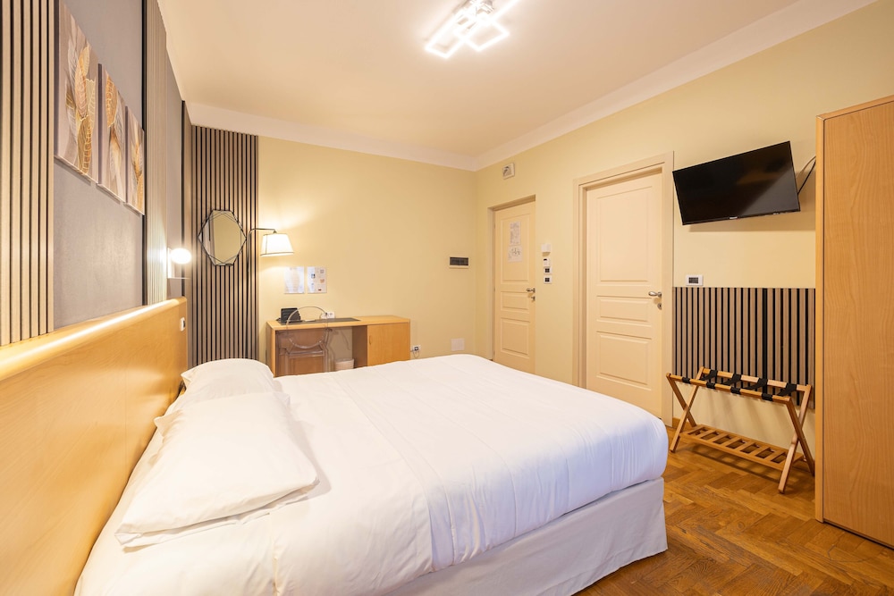 Comfort, King Bed, Hill View