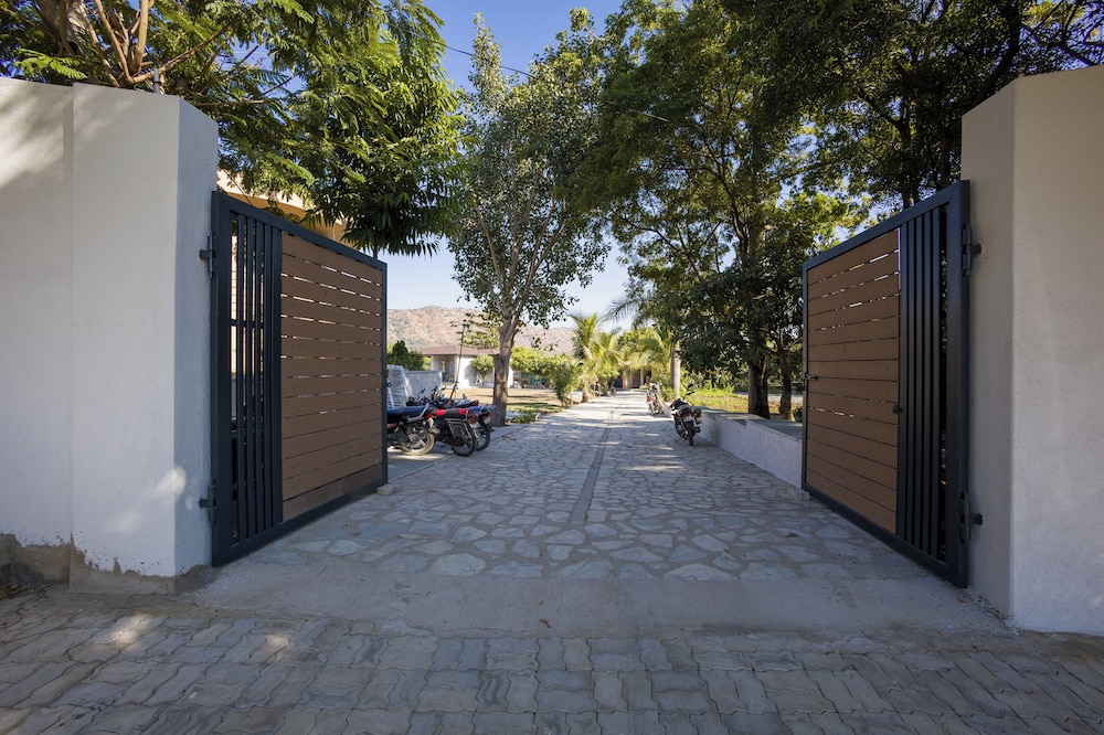ELIVAAS Cows and Cuddles 4 BHK with Pvt Pool and Garden 54/68