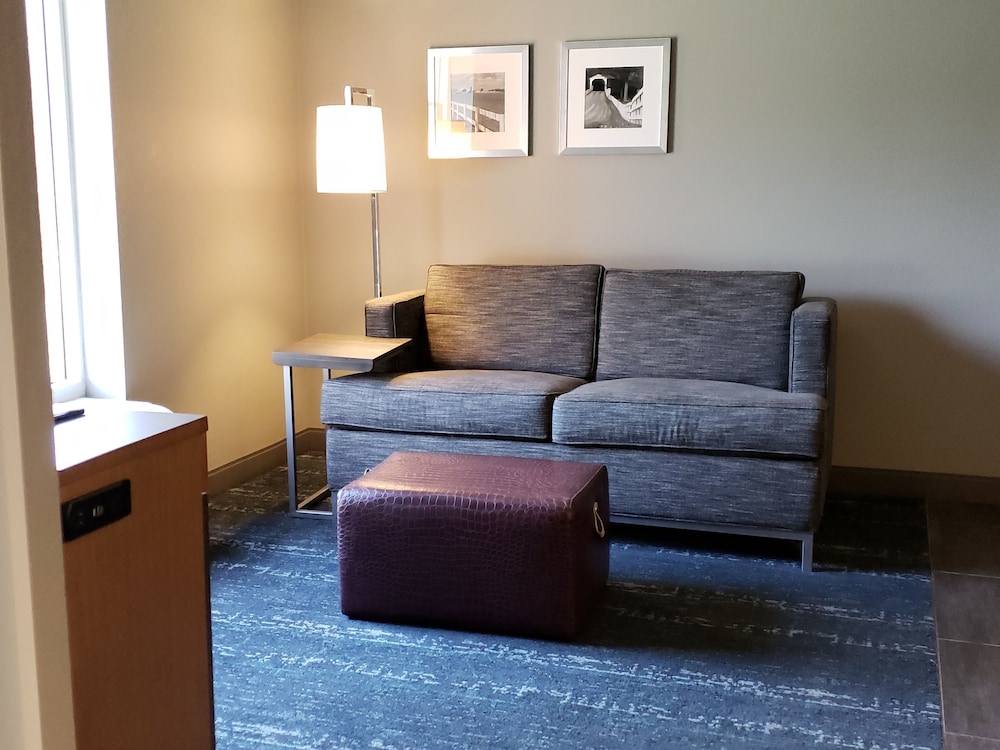 Hampton Inn Suites Newtown 42/57