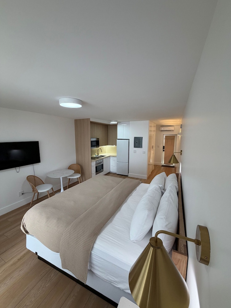STUDIO, KING BED, GARDEN VIEW