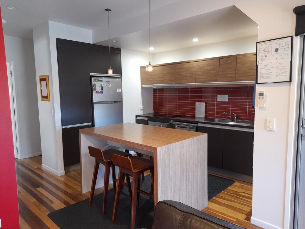 Airlie Apartments 60/78