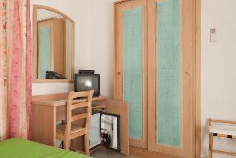ROOM, DOUBLE OR TWIN BED