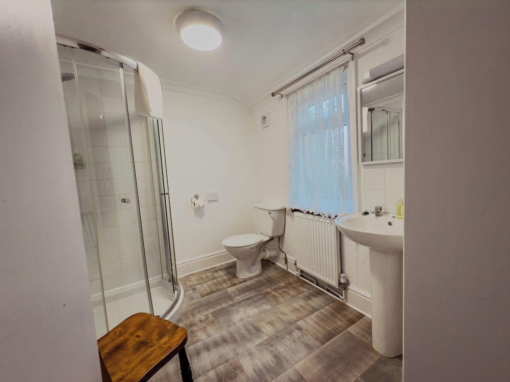 Newport Quay Bed And Breakfast 43/45