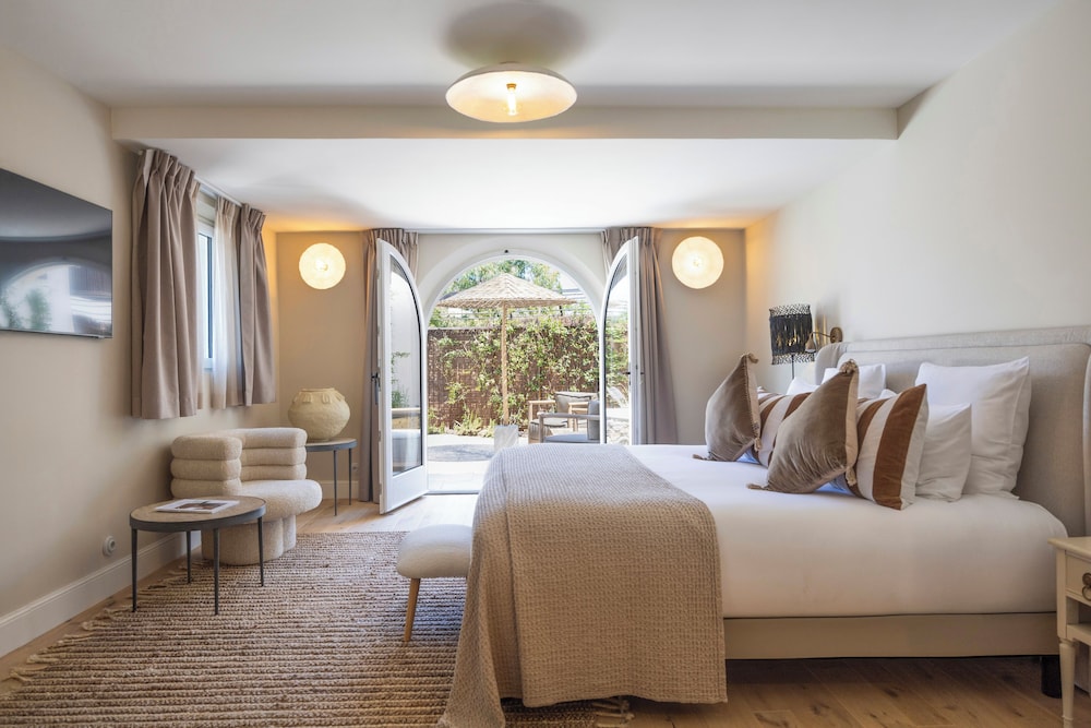 Signature, King Bed, with Pool