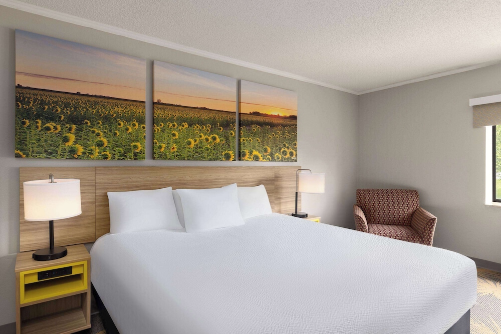 غرفة بسرير كينج، Days Inn & Suites By Wyndham Kansas City South 4/7