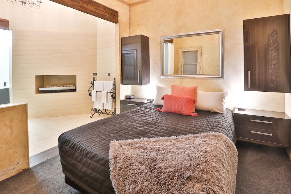 INDULGE APARTMENTS - EIGHTH STREET 9/16