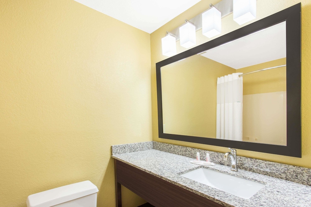 Days Inn & Suites by Wyndham Davenport East 11/39