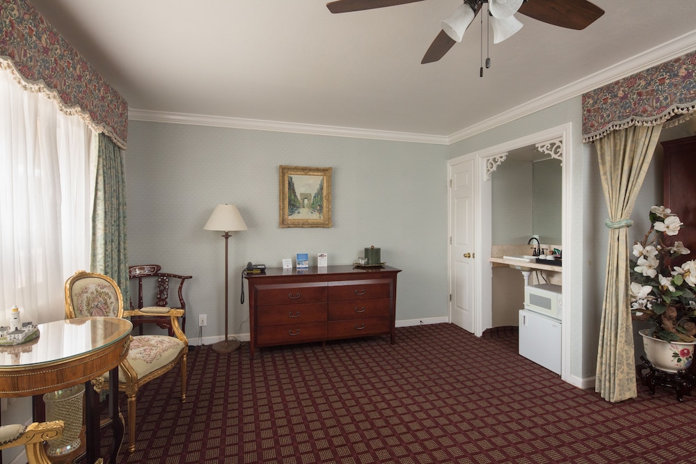Carmel Inn And Suites 25/34