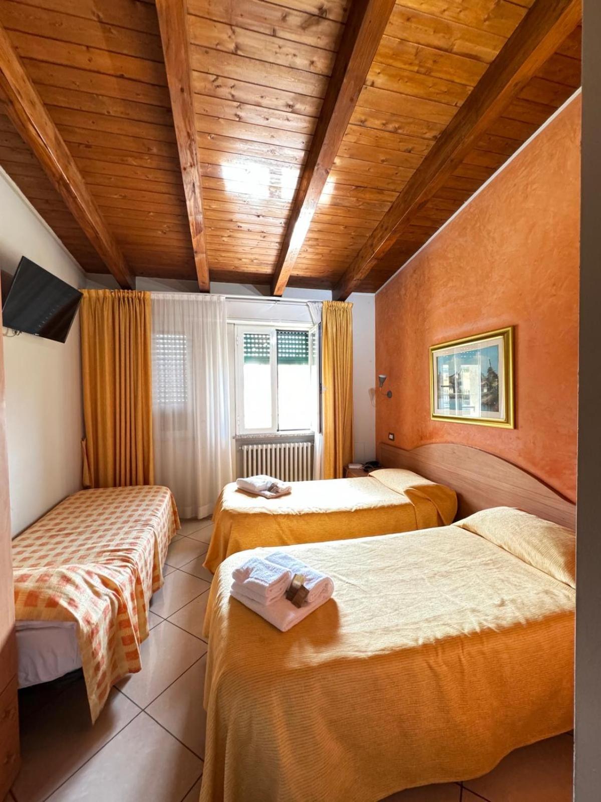 Room, Triple