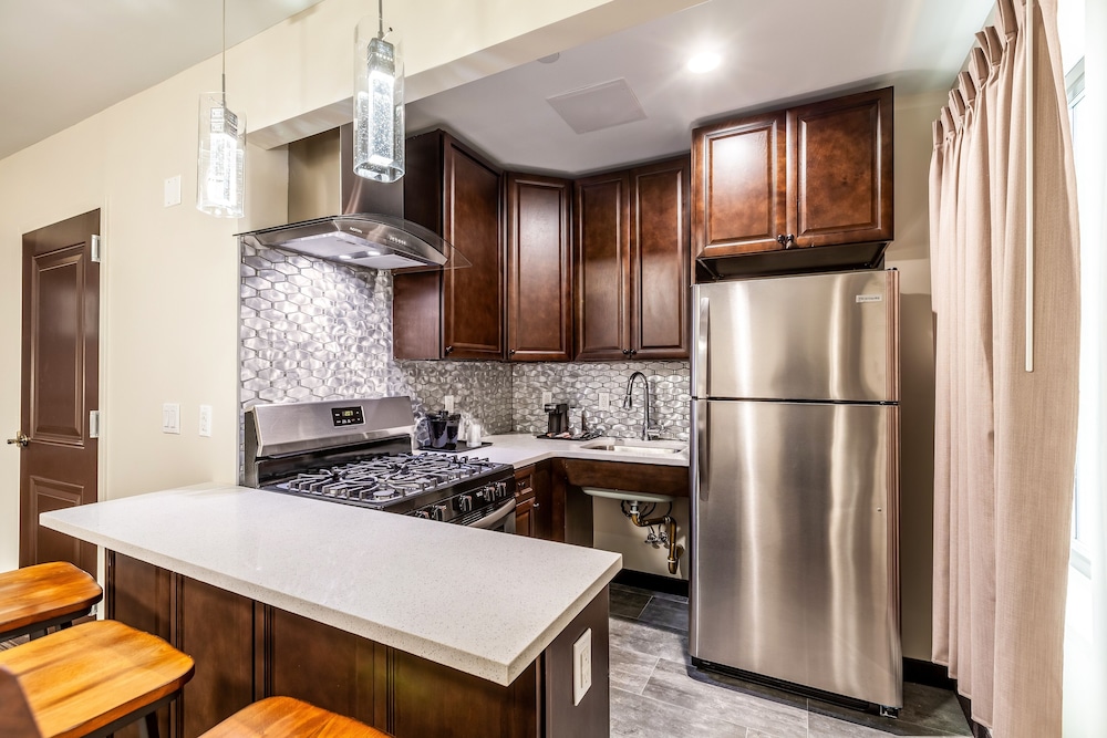 Van Wyck Hotel & Suites Near JFK Airport 30/46