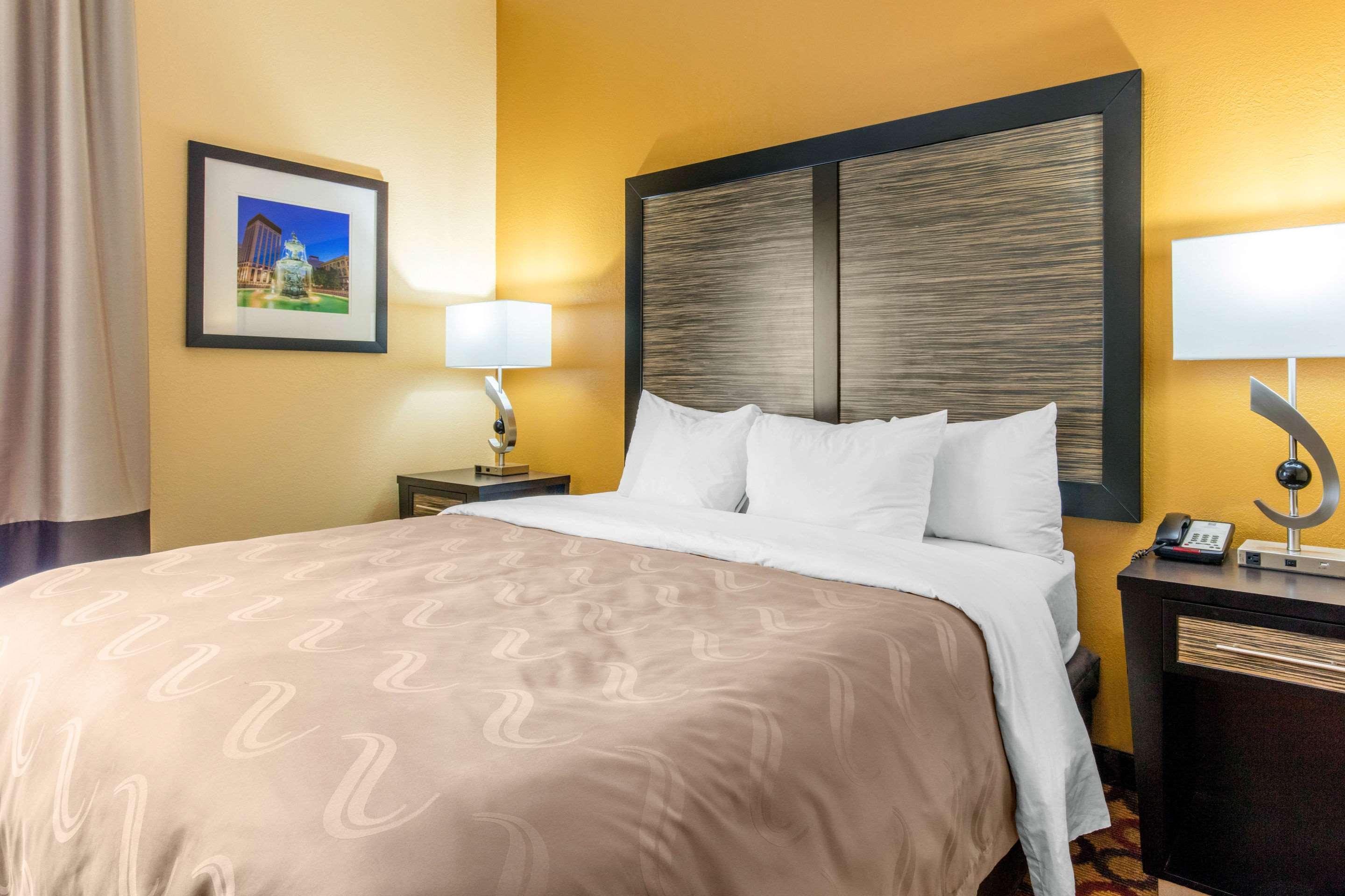 ROOM, KING BED