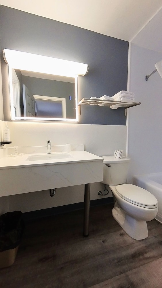 Moonlight Inn and Suites Sudbury 42/50