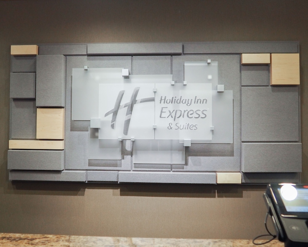 Holiday Inn Express Suites Blackburg University Area 27/74
