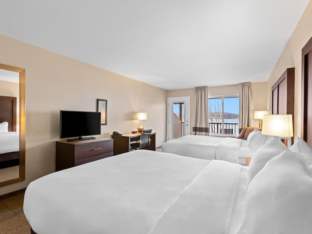 Comfort Inn and Suites Munising - Lakefront 12/49