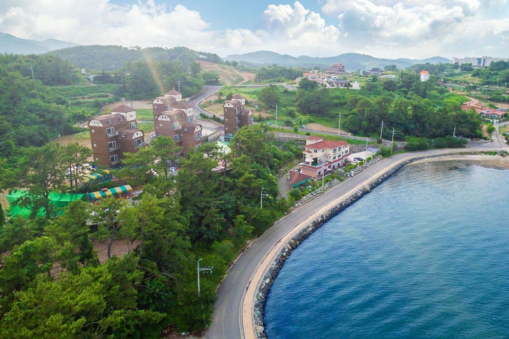 Tongyeong Pungcha Maeul Iris Pension 44/50