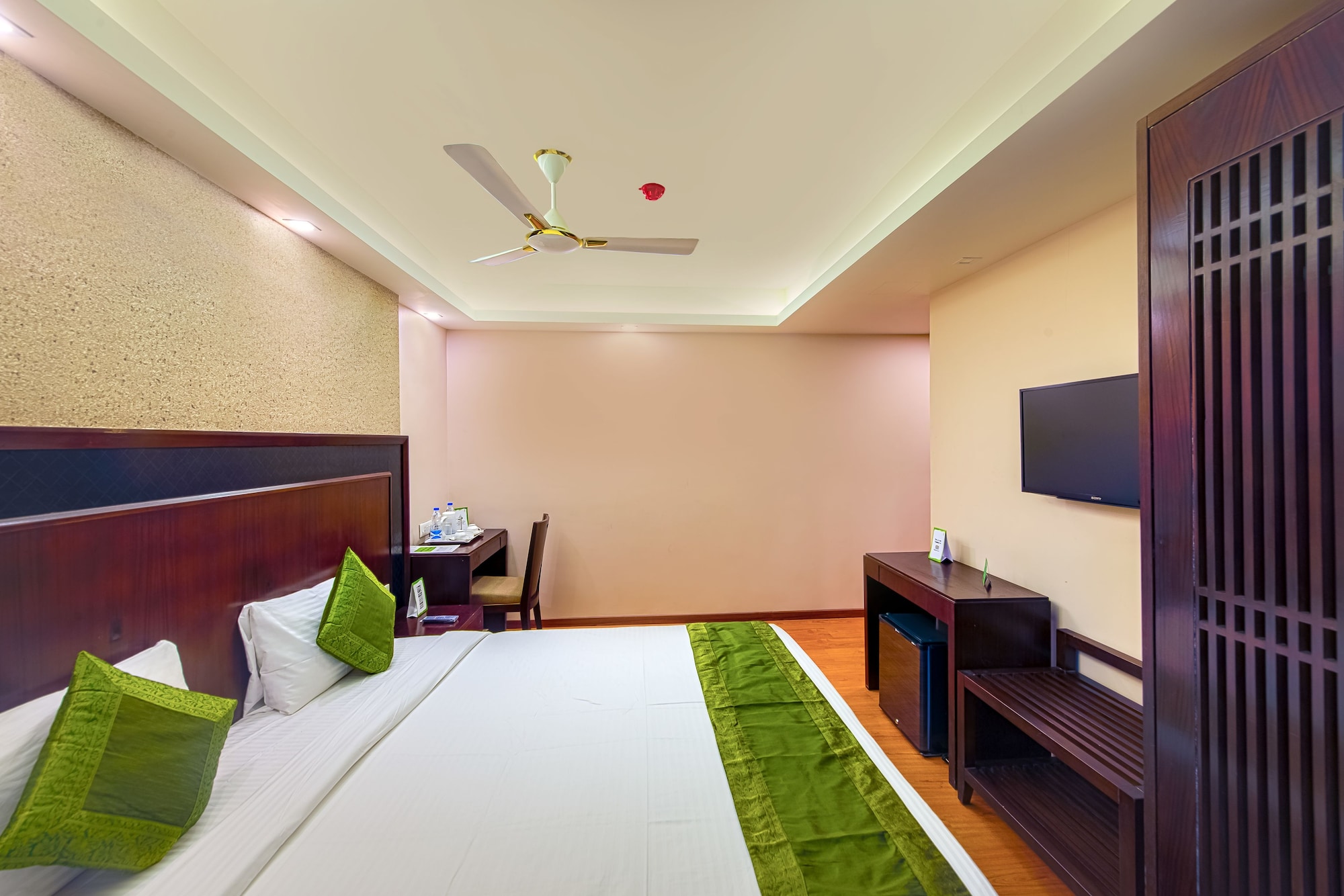 DELUXE, KING BED