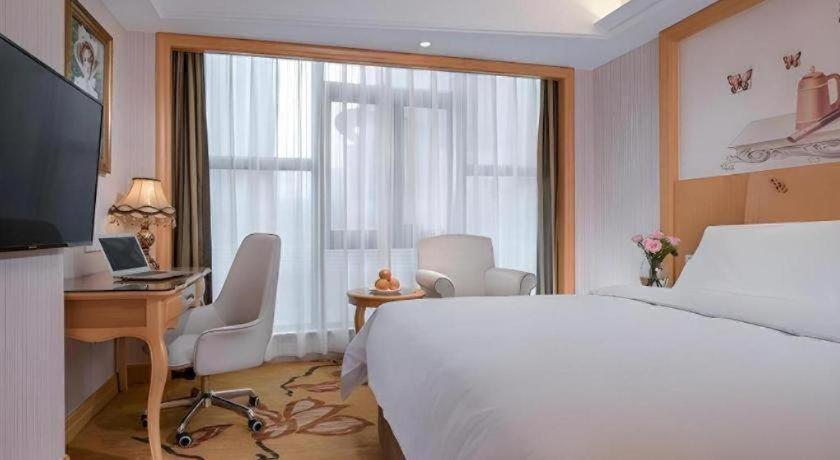 Vienna Hotel (Shenzhen Qinghu Metro Station) 34/54