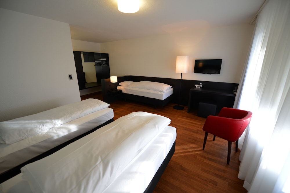 Hotel Illuster 12/50