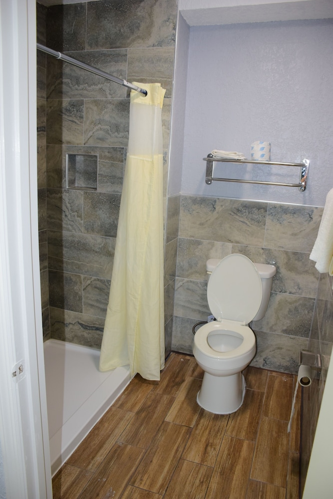 Econo Lodge 36/37