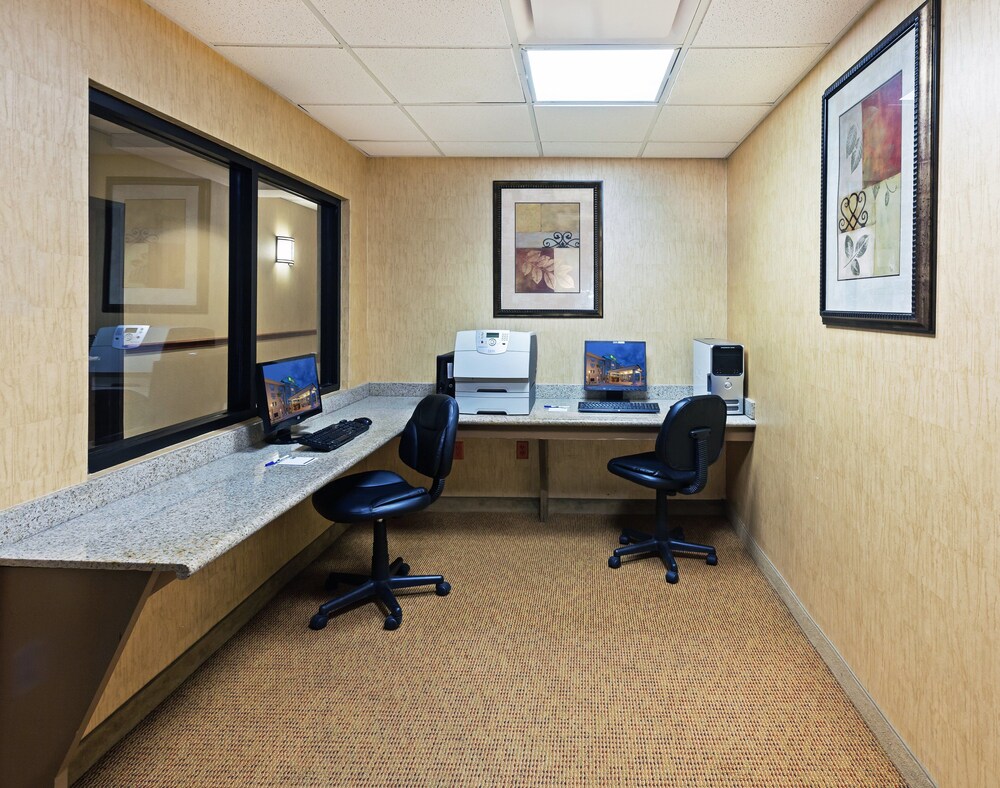 Holiday Inn Express Hotel And Suites Laredo Event Center Area 60/63