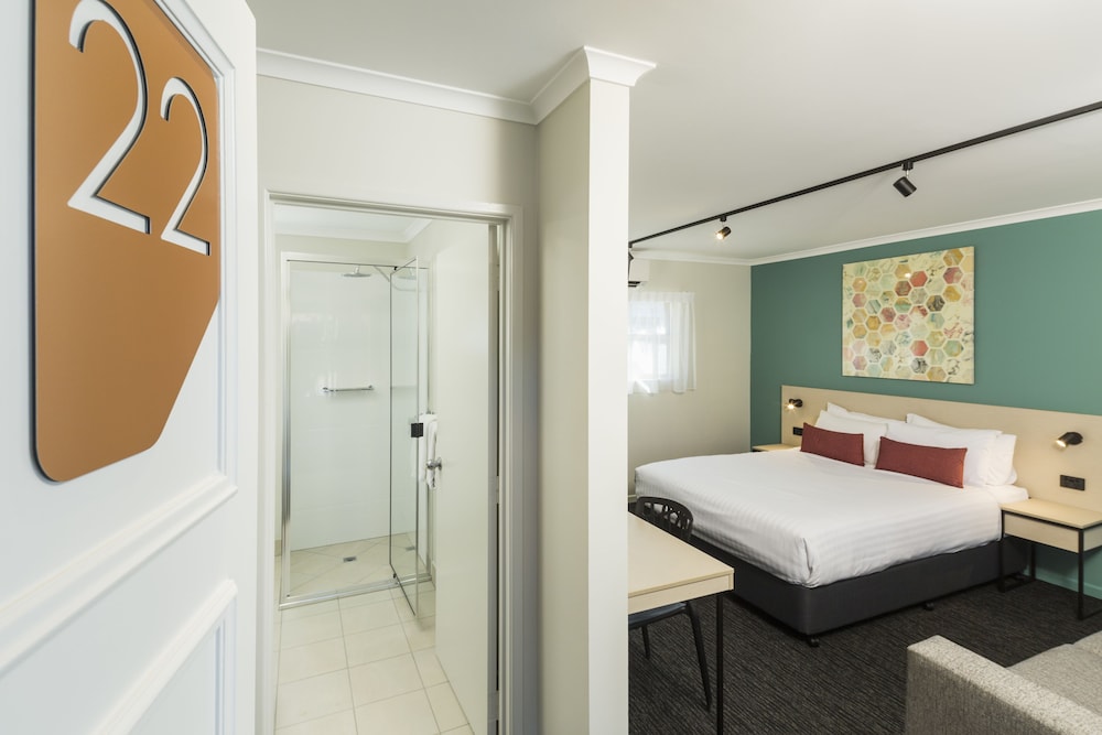 BALACLAVA HOTEL 17/49