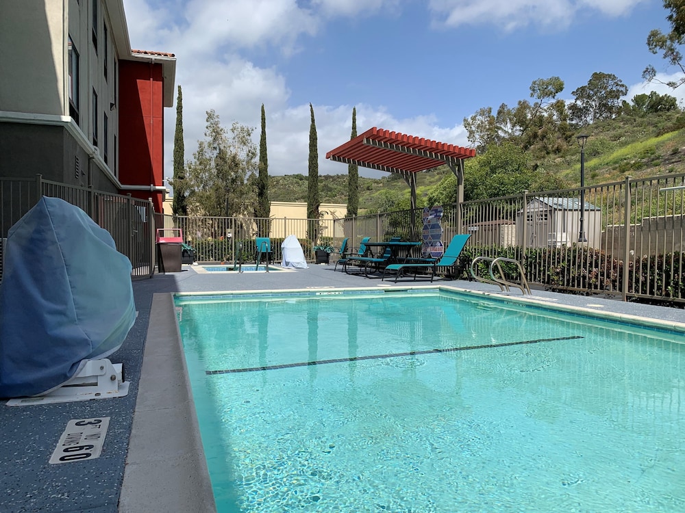 Holiday Inn Express And Suites Lake Forest 36/55