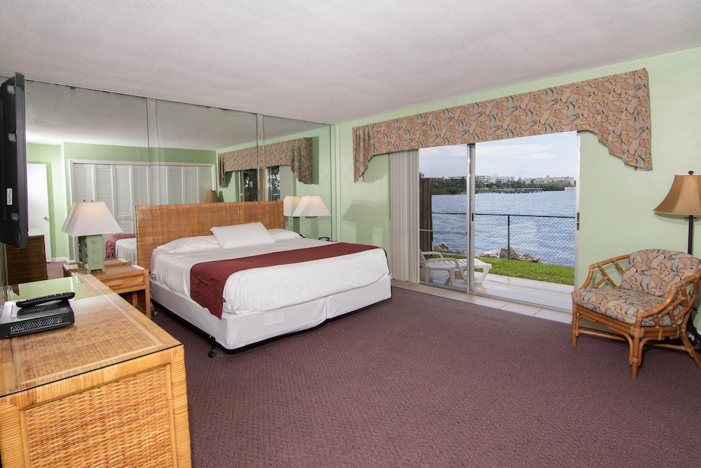 PALM BEACH WATERFRONT SUITES 21/67
