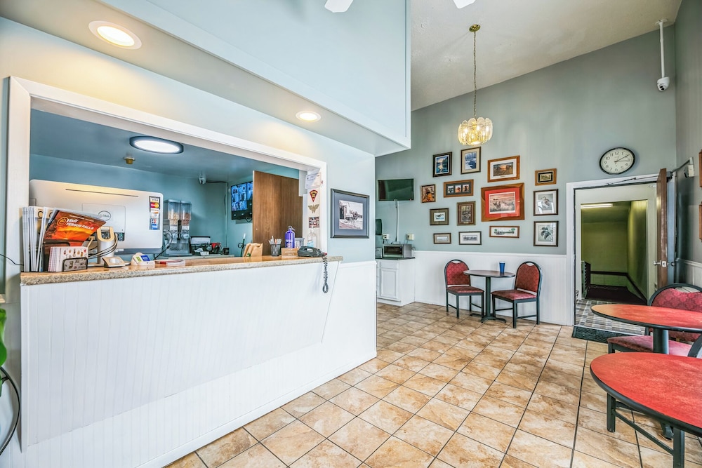 Hotel 8 Fergus Falls 6/49
