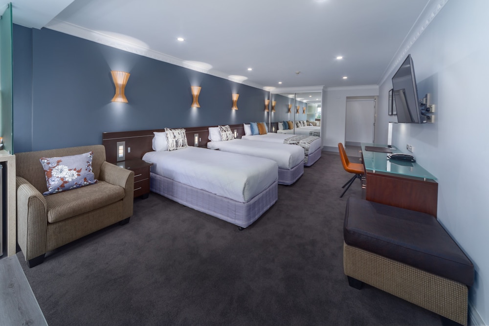 HYDE PARK INN 10/50
