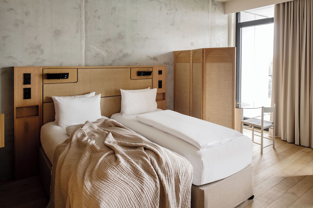Connecting, Studio, Twin Beds, Queen Bed