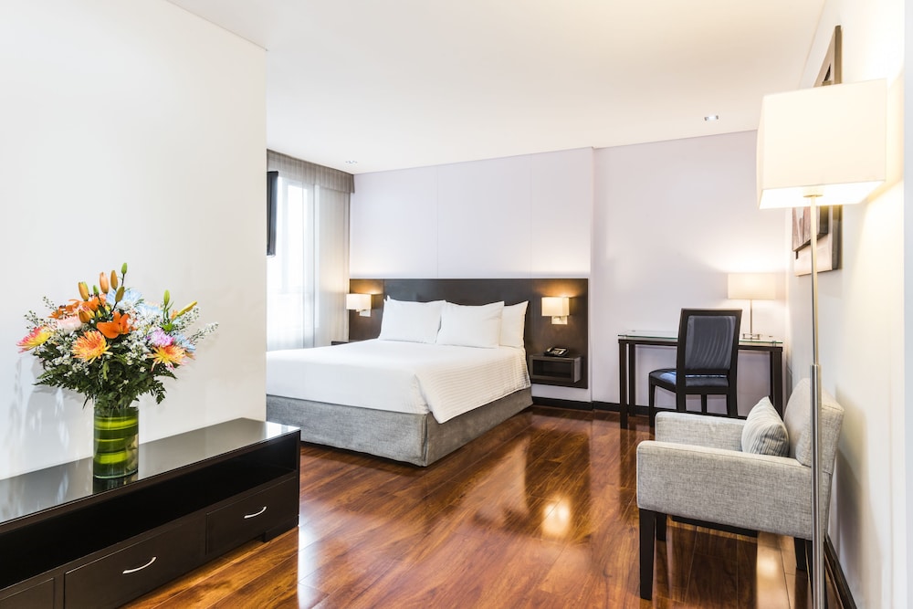 SUPERIOR, SINGLE, QUEEN BED
