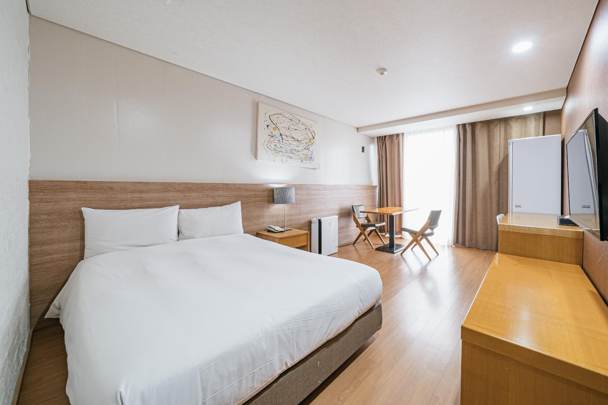 Standard, Twin Beds, Disney Tower
