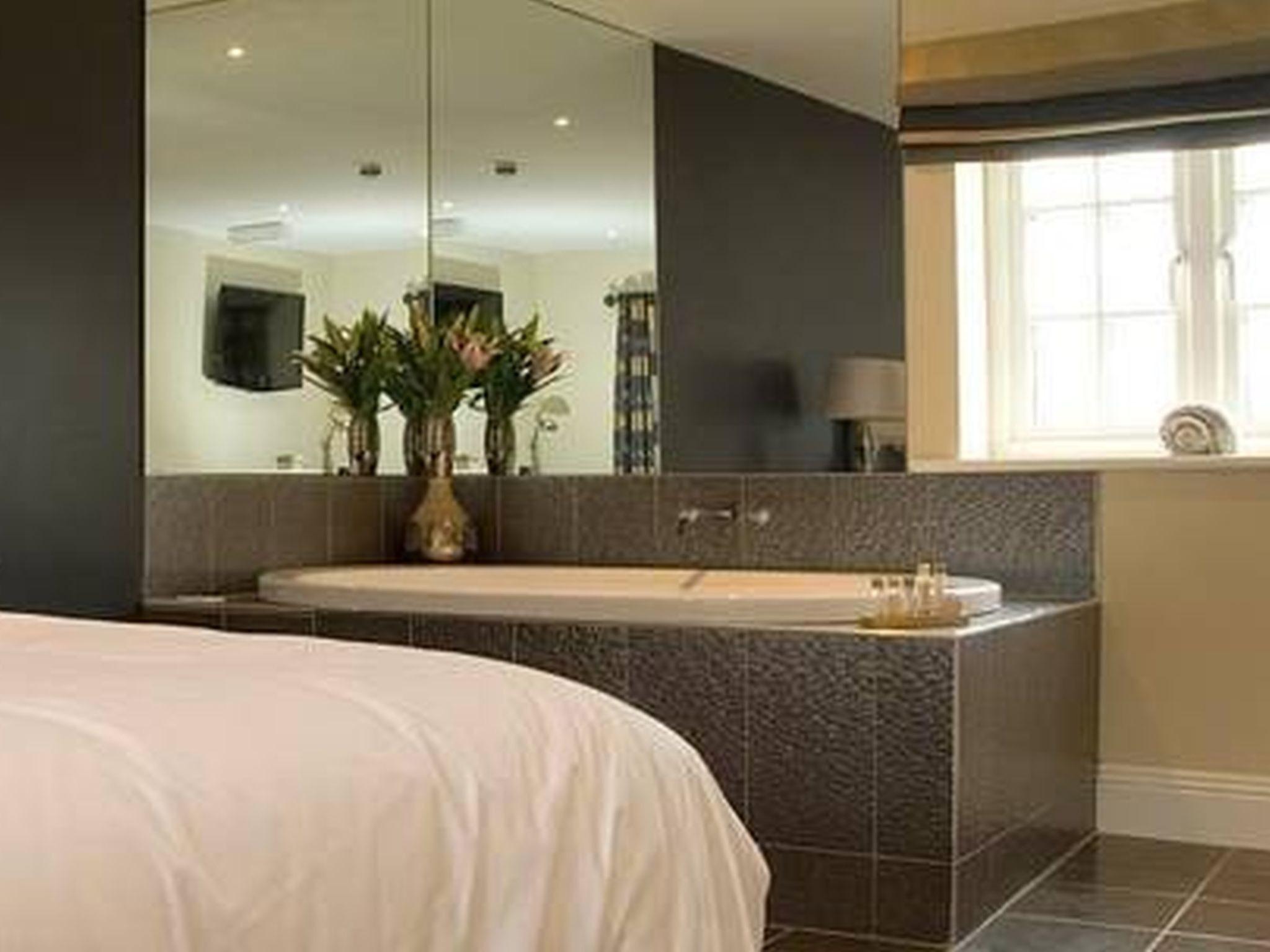Duplex, Tower, Suite, Bathtub