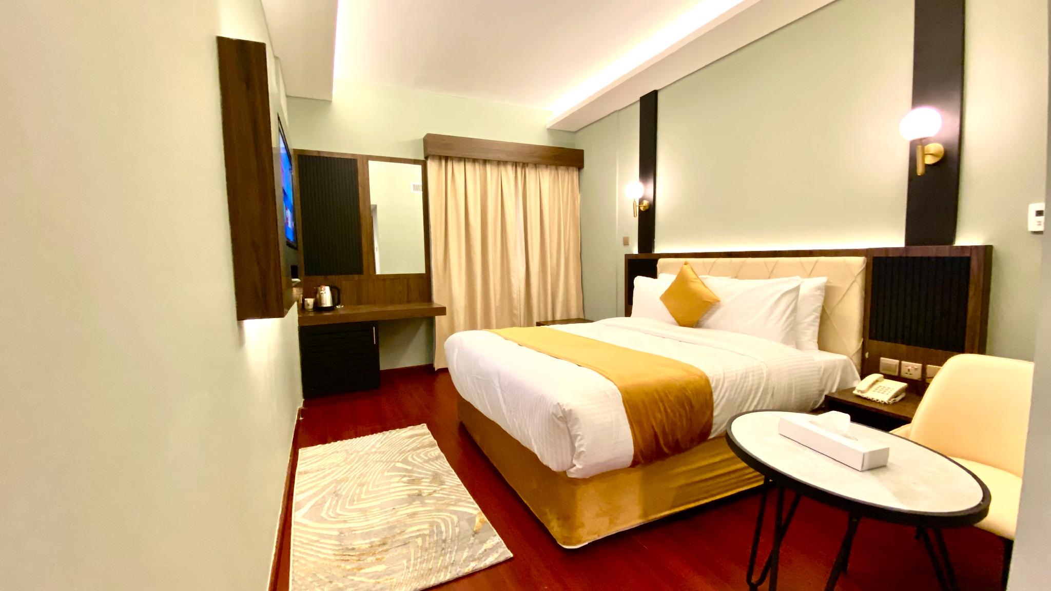 DELUXE, DOUBLE OR TWIN BED