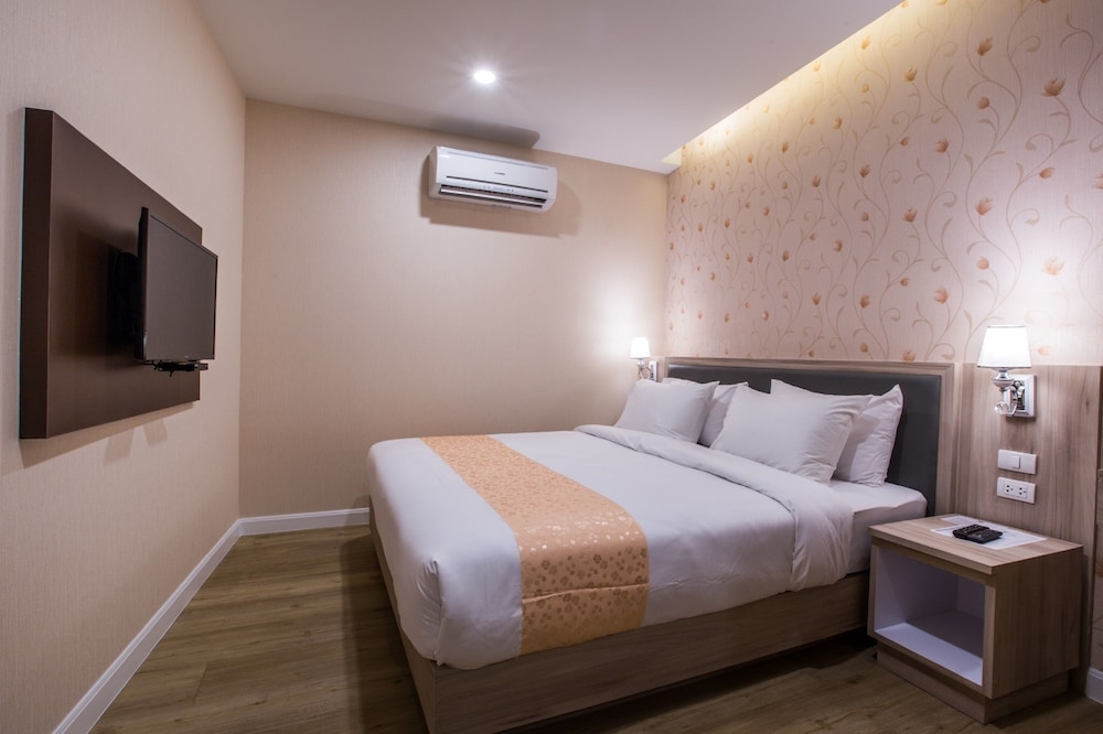 Leela Orchid Hotel 25/49