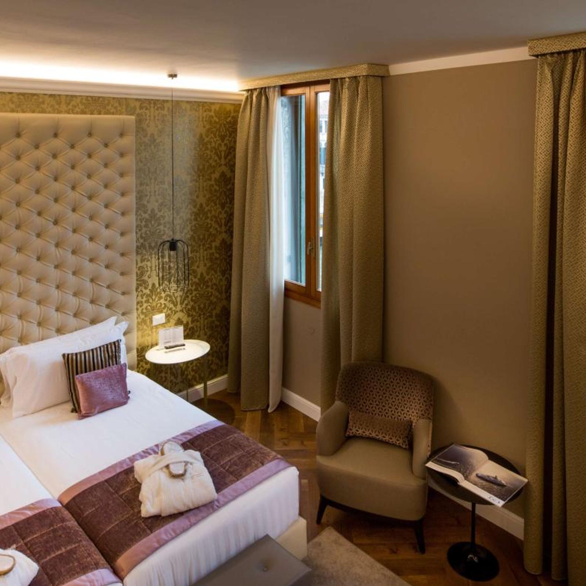 DELUXE, GRAND CANAL VIEW, SOFA