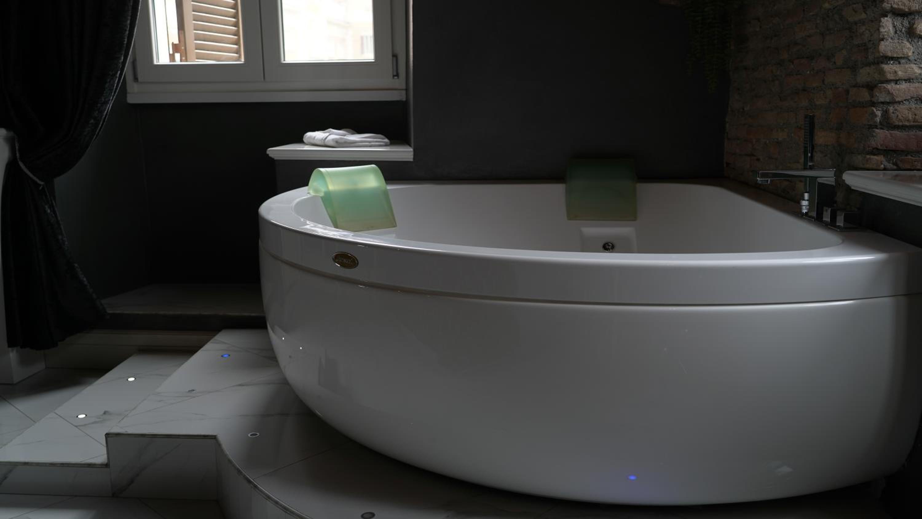Rhome Luxury Suite 22/25