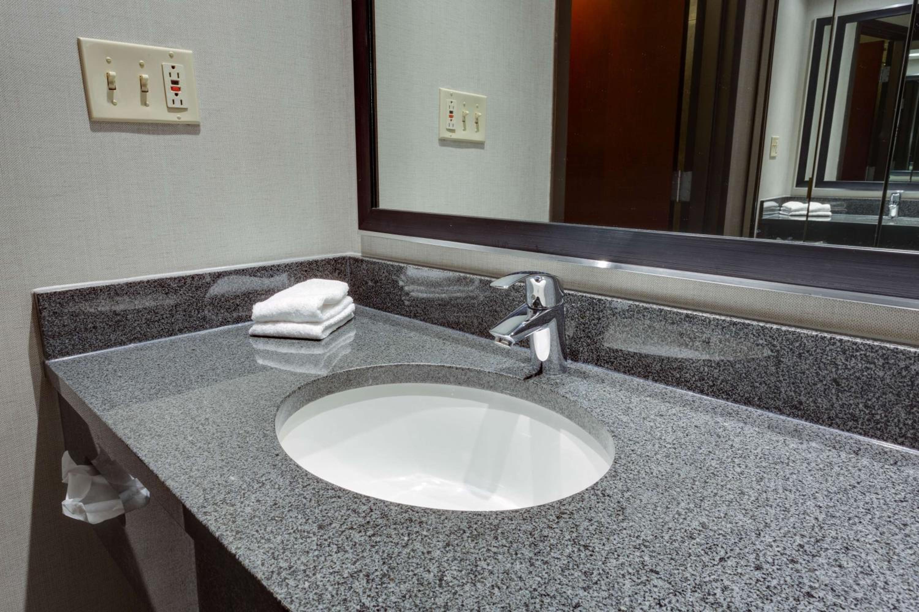 غرفة ديلوكس بسرير كينج لذوي الإعاقة، Drury Inn Suites Kansas City Overland Park 2/2