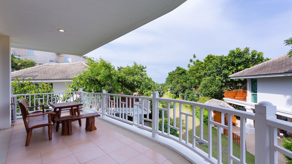 Baan Poolom Beachfront Condominium 4/50