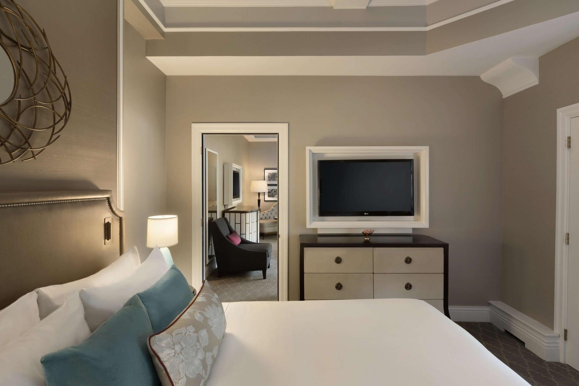 Suite, King Bed, Front View