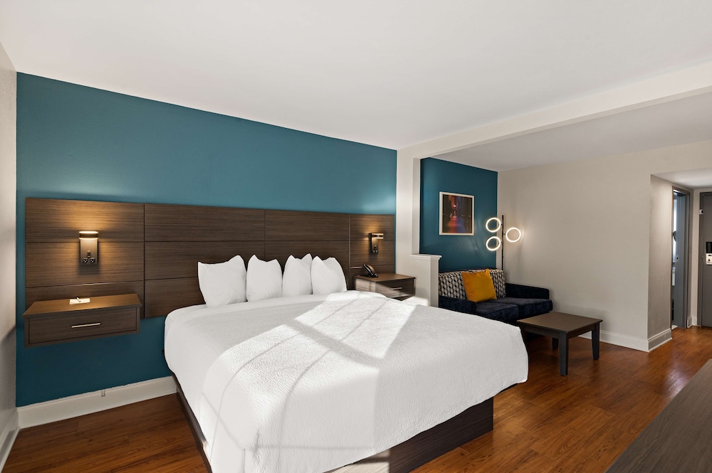 JUNIOR SUITE, KING BED, SOFA