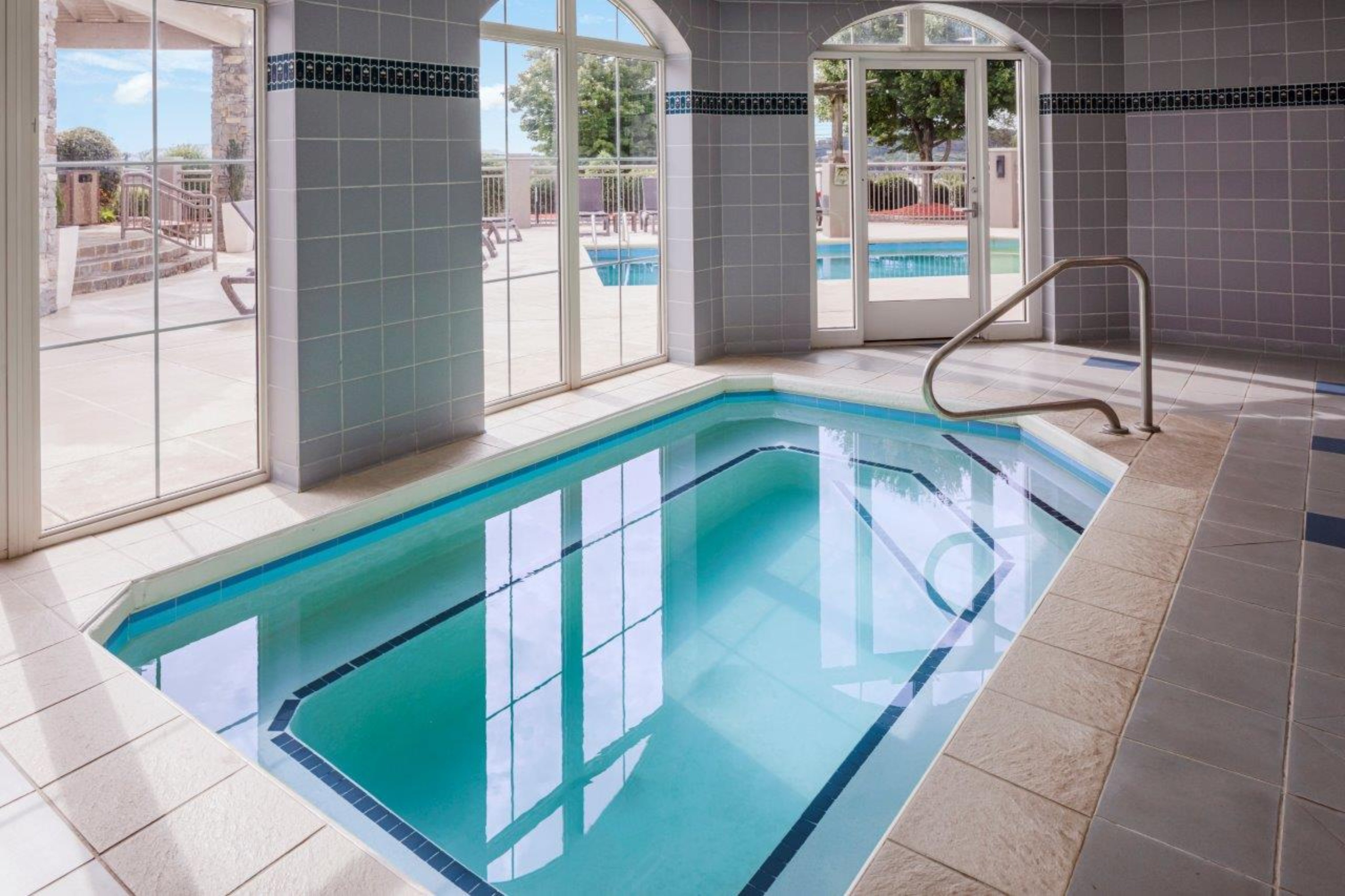 Holiday Inn Express & Suites Asheville SW - Outlet Ctr Area 16/34