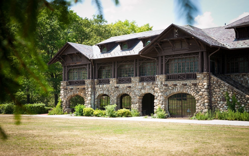 Overlook Lodge at Bear Mountain 2/38