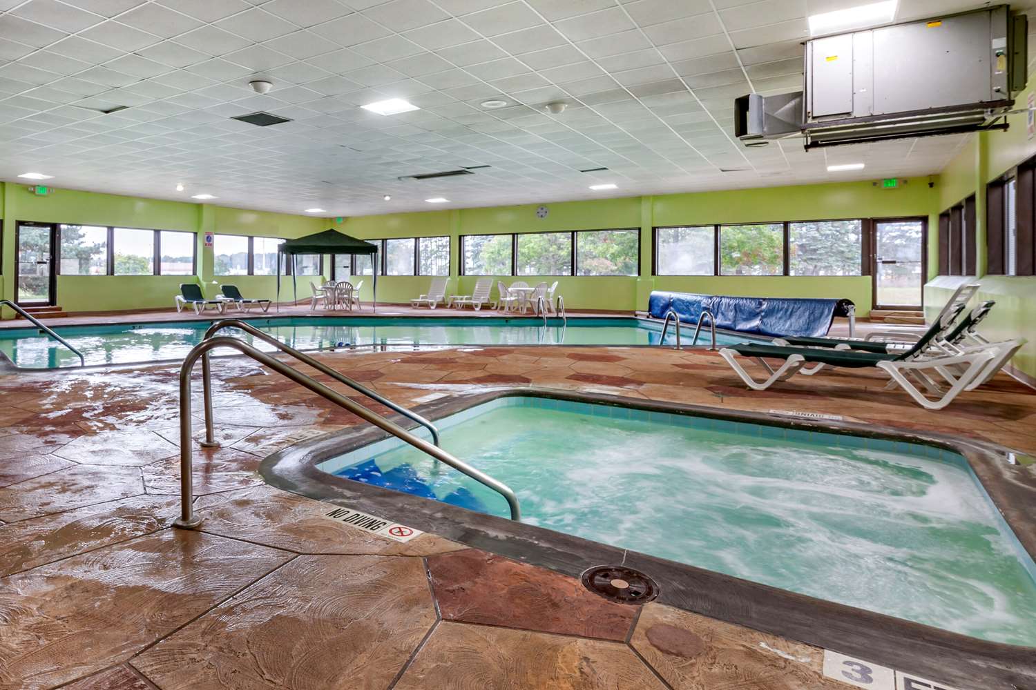Quality Inn & Suites Escanaba North 15/24