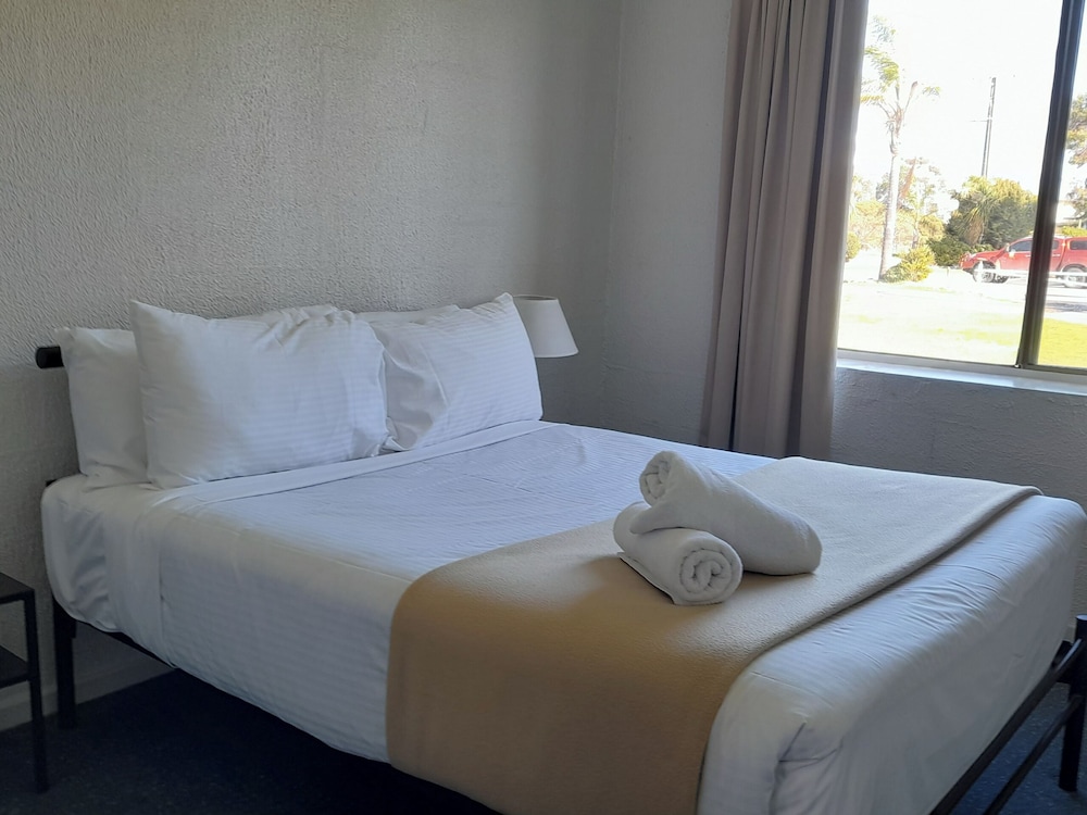2 Bedrooms, Motel, Standard, 1 Double and 3 Bunk Beds