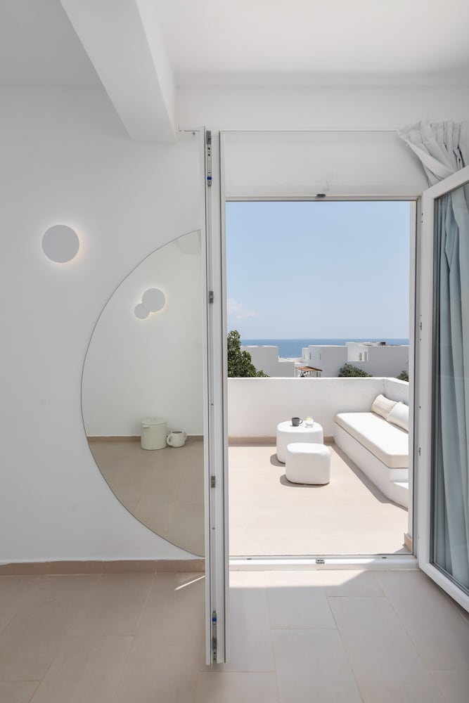 Voca Hotel & Suites 40/40