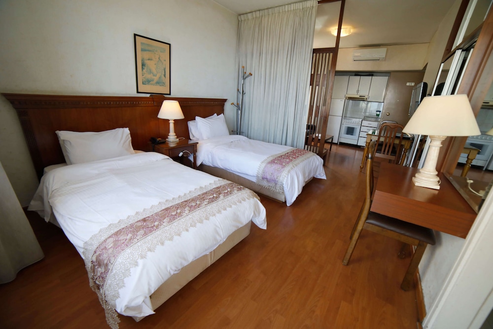 Holiday Home Suites 21/48